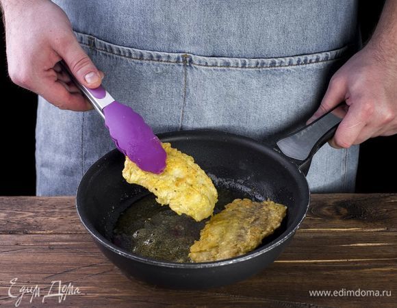 Обжаривайте рыбу с двух сторон до золотистой корочки на растительном масле.
