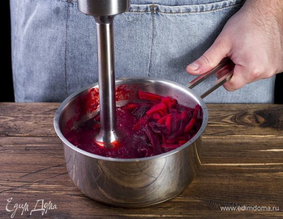 В чашу блендера положите картофельные и свекольные вегенсы. Измельчите до состояния пюре.