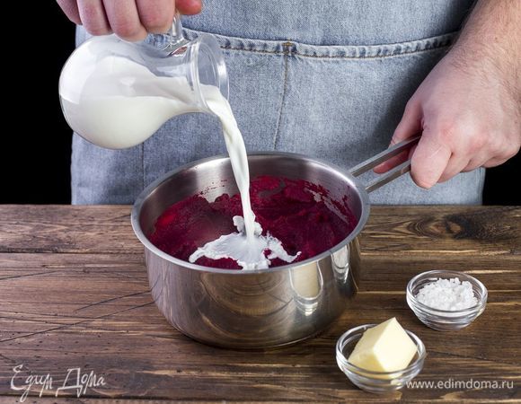 Добавьте в пюре молоко, сливочное масло и соль.