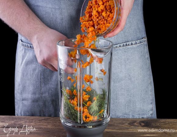 В чашу блендера поместите отварные вегенсы, вяленые томаты, зелень, чеснок, добавьте розмарин, соль и перец. Измельчите все до пюреобразного состояния.