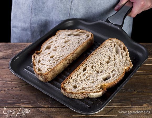 Нарежьте хлеб кусочками и подсушите на раскаленной сковороде по 1 минуте с каждой стороны.