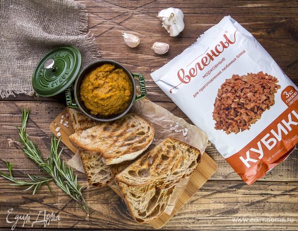 Готовые брускетты можно сразу подать к столу. А можно сделать заготовки для пикника: для этого пасту тартинад выложите в герметичную банку, а гренки — в бумажный пакет. Приятного аппетита!