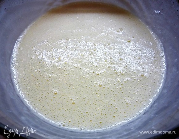 По истечении времени на поверхности сливок появляется дрожжевая шапочка. Это говорит о пригодности дрожжей, можно приступать к следующему этапу приготовления.