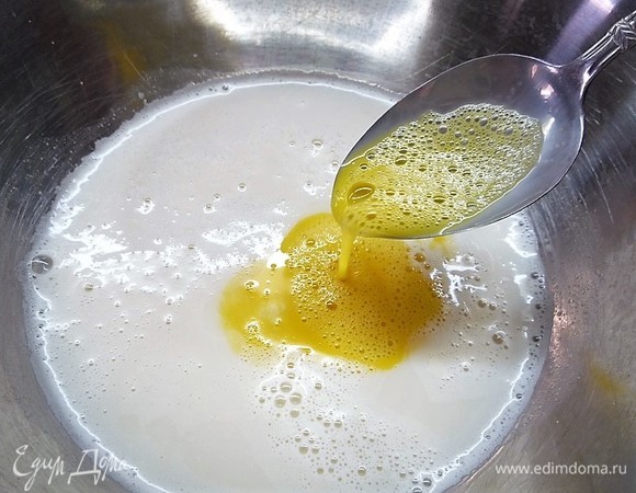 Далее добавляем в опару взбитое яйцо, перемешиваем.