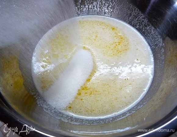 Добавляем растопленное сливочное масло, щепотку ванили, всыпаем весь сахар, перемешиваем. Количество сахара можно регулировать по своему вкусу. С данным количеством сахара булочки получаются необыкновенно сдобными и сладкими.