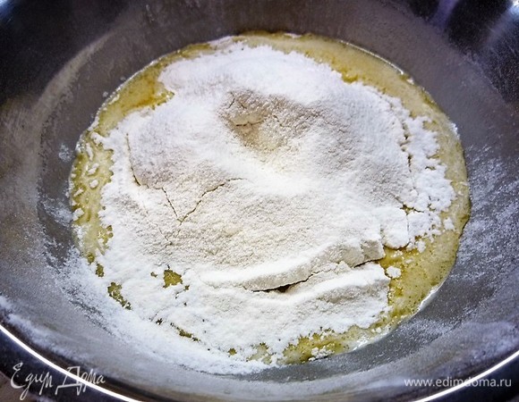 Добавляем просеянную муку (я добавляла в три этапа), каждый раз хорошо перемешиваем.