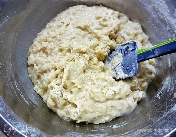 Замешиваем тесто. Тесто получается мягким, эластичным, практически не липнет к рукам.