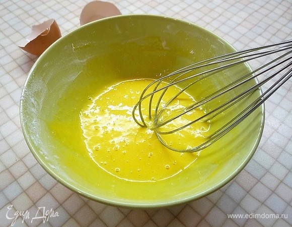 Пока тесто поднимается, сварим крем. Желтки взбиваем с сахаром, добавляем ванилин, крахмал, перемешиваем. Добавляем 3–4 ст. л. молока, чтобы масса была жидкой. Оставшееся молоко ставим на огонь и доводим до кипения, вливаем тонкой струйкой в молоко желтковую смесь, постоянно помешивая венчиком.