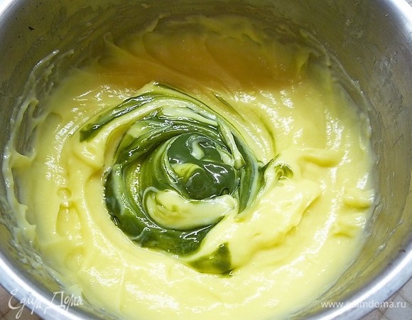 В остывший крем добавляем 1 ст. л. фисташковой пасты, перемешиваем, накрываем пищевой пленкой в контакт и убираем в сторону.