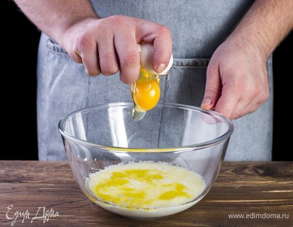 Смешайте молоко, яйцо, растительное масло и соль.