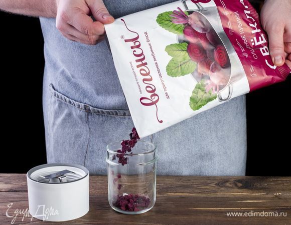 Свекольные кубики измельчите в пудру в кофемолке или при помощи блендера.<br />
 