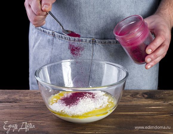 Добавьте 1 ч. л. свекольной пудры в муку и замесите тесто.