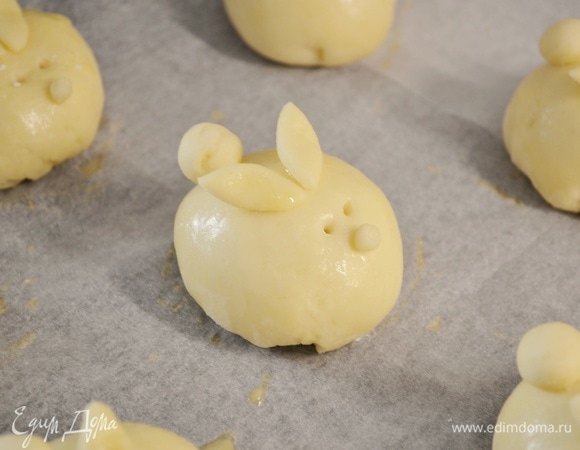 Смазать пирожки яйцом. Прикрепить хвостики, носики и ушки. Зубочистку окунуть в муку и сделать глазки. Выпекать около 30 минут при 170°C. После выпечки смазать маслом и убрать под полотенце до полного остывания.