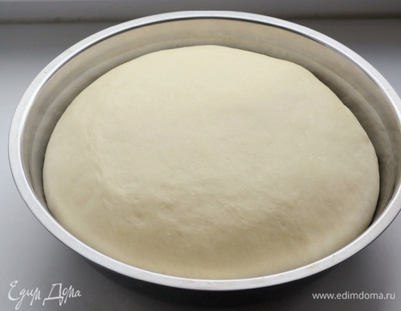 В теплое молоко добавить дрожжи и сахар, перемешать, добавить 150 г муки, перемешать и убрать в теплое место минут на 15–20. Соединить опару, муку, масло, 1 яйцо и соль. Вымесить тесто. Оставить в теплом месте на 40 минут, обмять и убрать на второй подъем на 40 минут.
