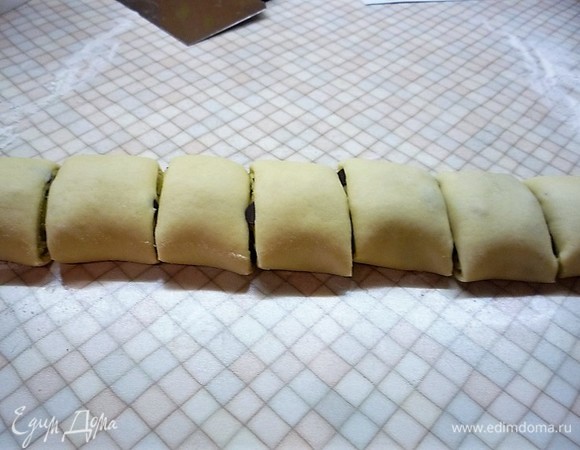 Скатываем аккуратно в рулет и нарезаем небольшими кусочками.