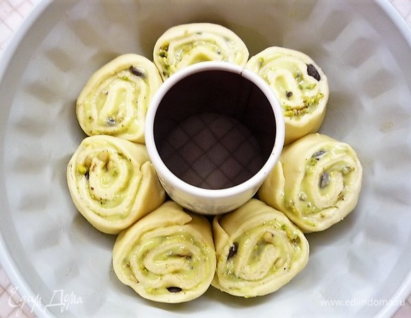 Выкладываем в форму, я использовала форму для кекса (это очередной эксперимент, мне показалось, что булочки получатся интересной формы), но можно выпекать в обычной форме. Накрываем булочки полотенцем и оставляем подниматься еще на 40 минут.