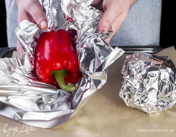 Вымойте перцы, обсушите. Заверните в фольгу и запеките в разогретой до 200°C духовке в течение 15 минут. Остудите, очистите от кожицы и семян.