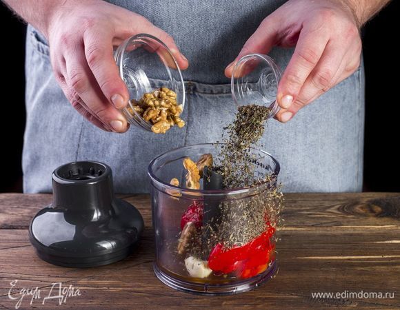 В чашу блендера поместите перцы, грецкие орехи, базилик, чеснок.