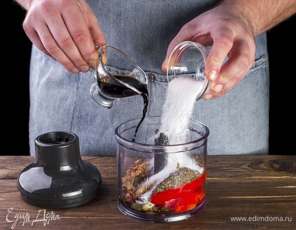 Добавьте бальзамический уксус и сахар. Перемешайте смесь в блендере.