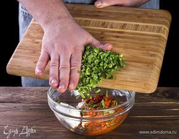 Добавьте к полученной массе творожный сыр и рубленую зелень, перемешайте.