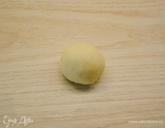 Защипнуть края теста и сформировать круглый пирожок. Накрыть полотенцем и убрать на расстойку примерно на 20 минут.