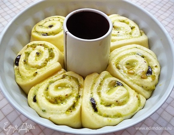 Булочки поднялись. Смазываем их взбитым яйцом и ставим в заранее разогретую до 160°C духовку.