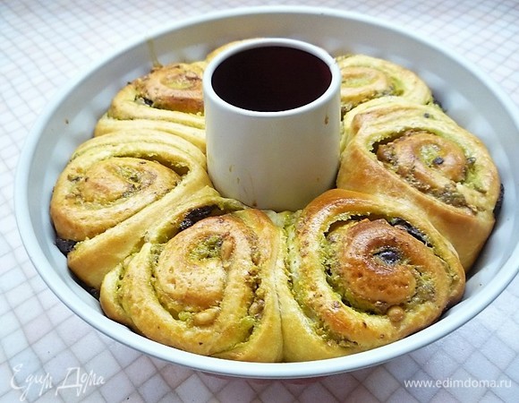 Выпекаем булочки в заранее разогретой духовке при температуре 160°C в течение 40–45 минут. Готовые булочки остужаем на решетке.