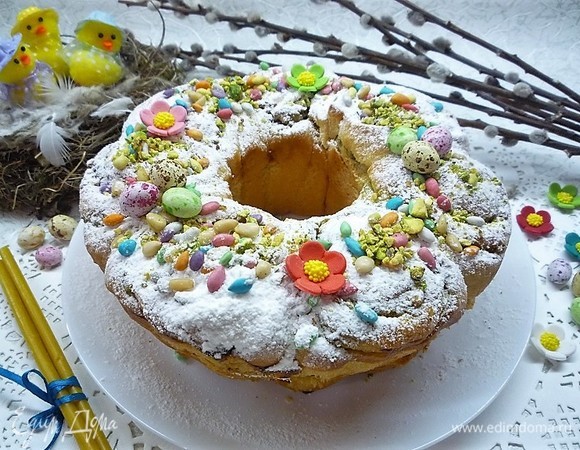 В качестве украшения я использовала сахарную пудру. Посыпаем пудрой наши булочки, украшаем сахарным пасхальным декором и подаем на стол.