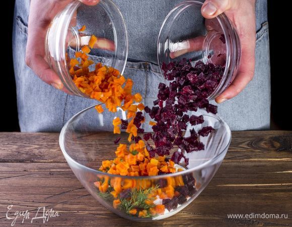 Смешайте сметану, кинзу, укроп, отварные свекольные и морковные вегенсы, соль, перец по вкусу. Заправьте все соком лайма.