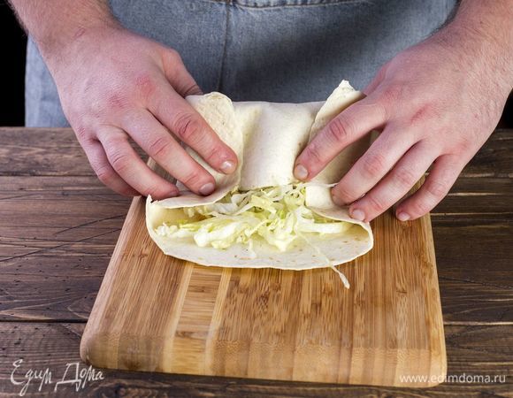 Заверните лаваш в шаурму.