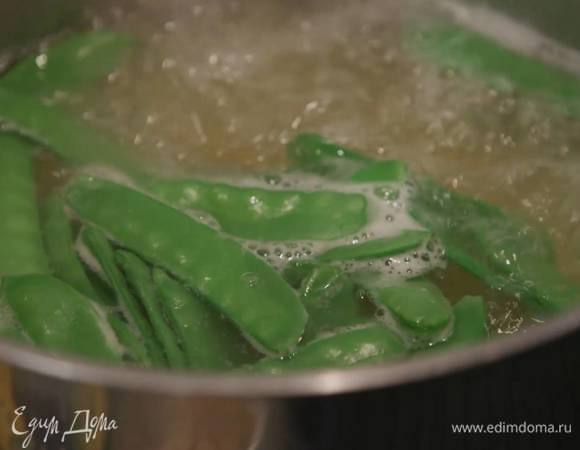 Пенне отваривать в кипящей подсоленной воде на пару минут меньше, чем указано на упаковке, добавить стручки гороха и варить еще две минуты, затем воду слить и сохранить.