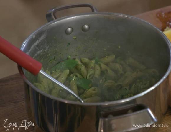 К горячим макаронам с горохом добавить песто и немного воды, в которой варились макароны, все перемешать.