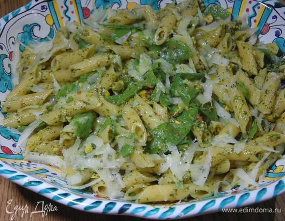 Выложить пасту на блюдо и посыпать натертым сыром.