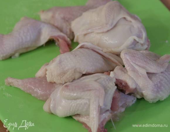 Каждую тушку перепелки разрезать на 4 части.