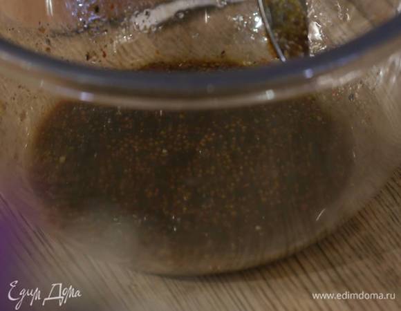 Приготовить маринад: в глубокой посуде соединить бальзамический уксус, мед, оливковое масло Extra Virgin и сок лимона, добавить горчицу, посолить, поперчить и перемешать.