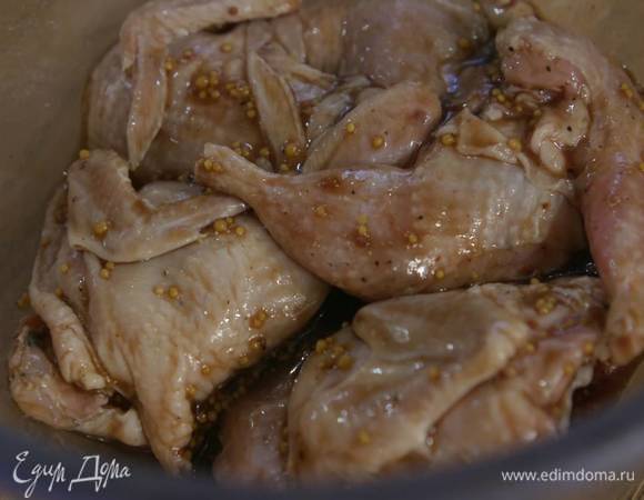 Кусочки перепелок выложить в маринад, перемешать так, чтобы они были обмазаны со всех сторон, и оставить при комнатной температуре на 10 минут.