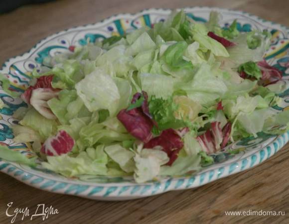 Салатный микс выложить на блюдо.