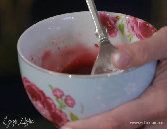 Вишню разморозить, слить 2 ст. ложки выделившейся жидкости и развести в них крахмал.