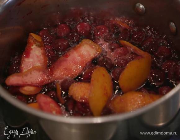 Приготовить соус: вишню с жидкостью поместить в кастрюлю, добавить цедру апельсина, бадьян, всыпать сахар и уварить на медленном огне, затем влить разведенный крахмал, перемешать и готовить еще несколько минут.