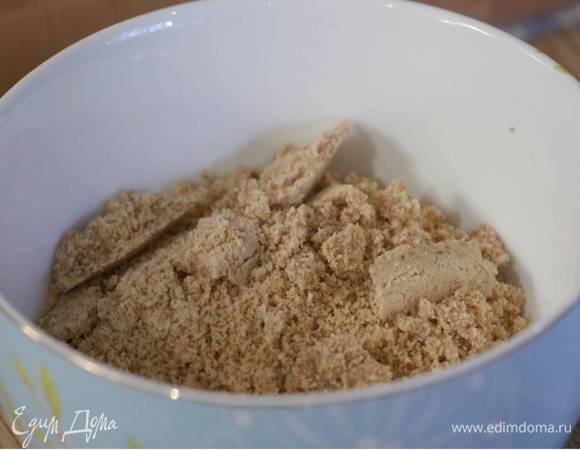 Миндаль измельчить в блендере в муку.