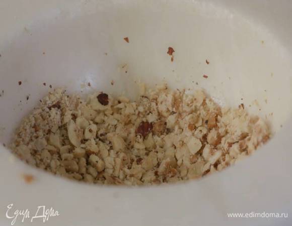 Фундук измельчить в ступке в мелкую крошку.