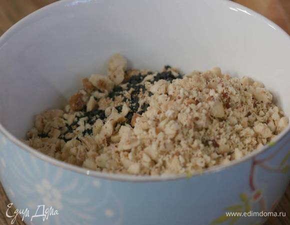 Приготовить присыпку: к миндальной муке добавить измельченный фундук, кунжут, 1 десертную ложку сахарной пудры, соль и все перемешать.