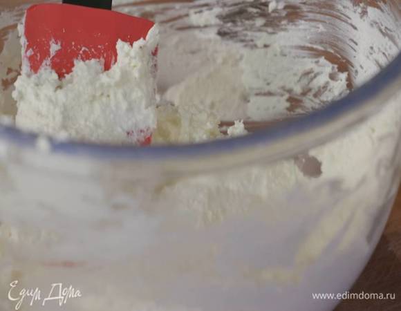 Творог взбить блендером, всыпать оставшуюся сахарную пудру и взбить еще немного, добавить фету, сливочный сыр и вымешать лопаткой, добавить лимонную цедру и еще немного перемешать.