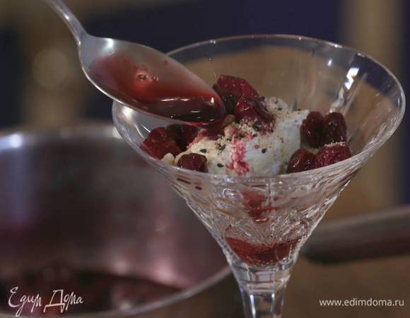 На дно прозрачных бокалов выложить немного вишневого соуса, затем слой орехов, творожный слой, посыпать все ореховой крошкой и украсить вишнями в соусе.