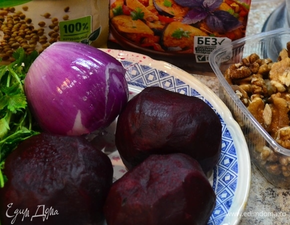 Подготовим ингредиенты: свеклу предварительно отварить до готовности или запечь в духовке, почистить. Кинзу, петрушку промыть, чеснок почистить.Сложите в блендер нарезанные свеклу, лук, сухие ядра грецкого ореха, кинзу, петрушку, чеснок, специи, масло, уксус. Измельчите до однородности.