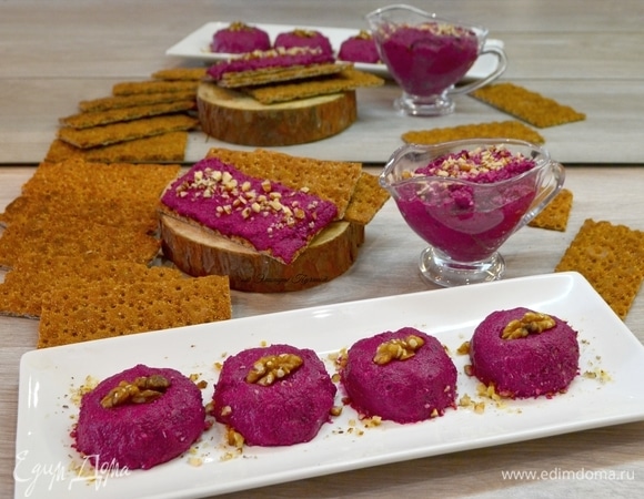 Выложить на тарелку или креманку, украсив орешками.