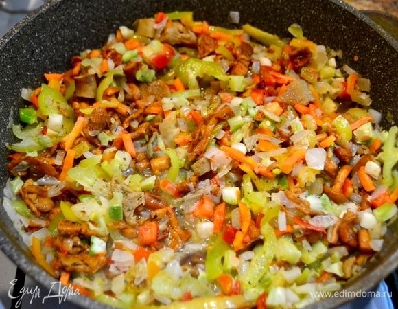 Добавляем нарезанные соломкой овощи. Посолить, приправить специями.