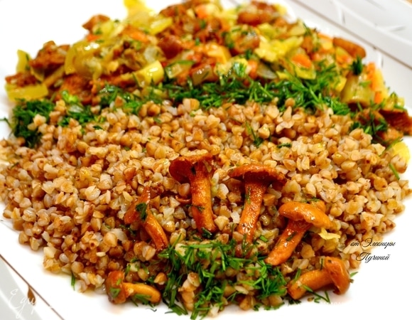 На одну сторону тарелки выложите рассыпчатую гречку и украсьте импровизированной «грибной полянкой» из целых грибочков.