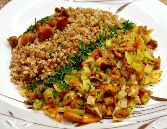 На другую сторону тарелки положите лисички с овощами и проложите по центру зеленую тропинку из измельченного укропа.