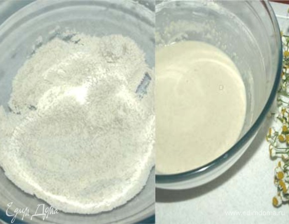 В миску просеять муку. Берем другую миску. Откладываем в нее 2 ст. л. муки, добавляем пакетик дрожжей (11 г), 2 ч. л. сахара. Перемешать. Молоко соединить с водой. Отмерить 150 мл, подогреть (смесь должна быть немного теплой) и постепенно добавить к сухой смеси, постоянно помешивая.